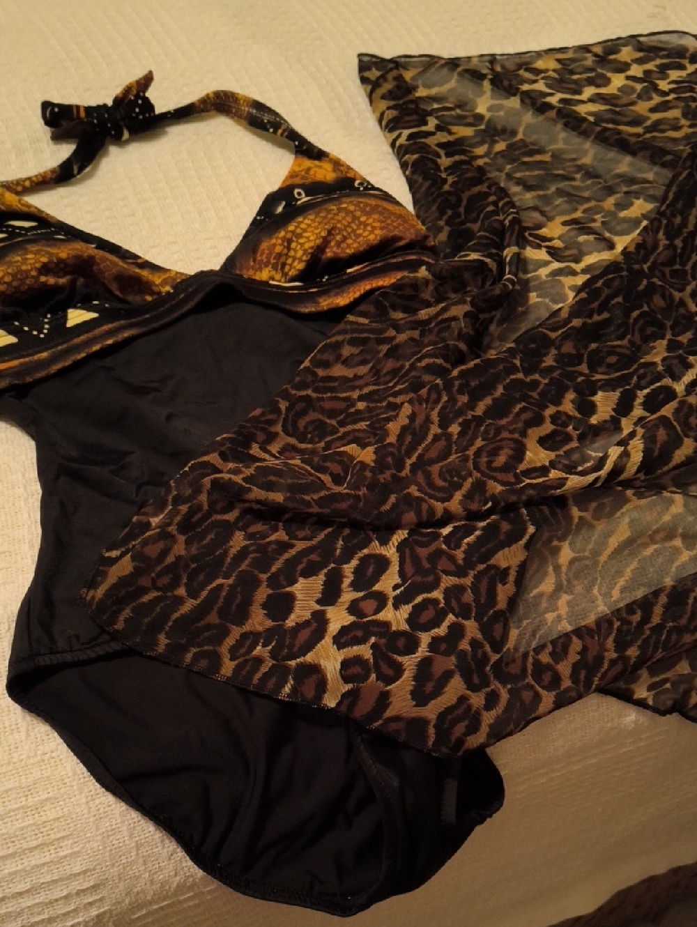 Venus Halter Swim 8 one-piece + Bonus - Picture 7 of 8